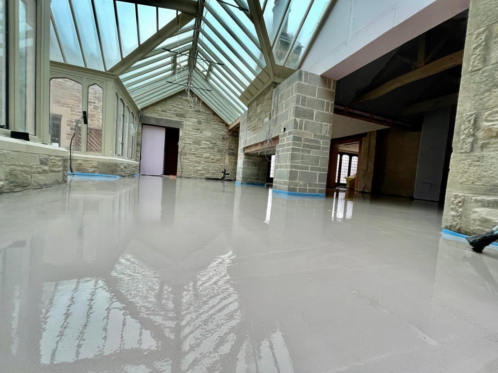 Glossy finished screed in a glazed atrium