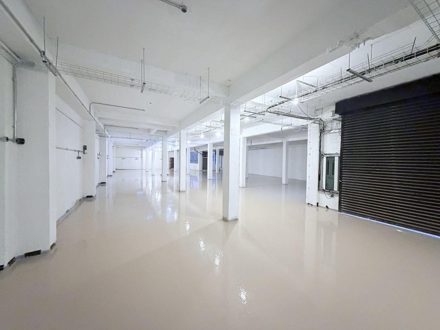 Glossy finished commercial floor screed